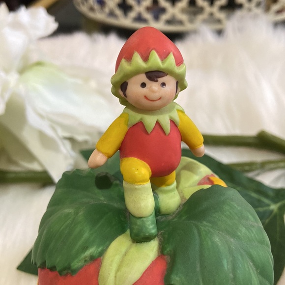 Avon Vintage Porcelain Bell Hearts Delight a Strawberry w/ an Elf Pixie 1993 - Picture 7 of 17